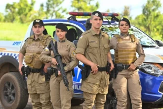 Policial militar do Tocantins em uniforme oficial, representando o avanço das etapas de um concurso público.