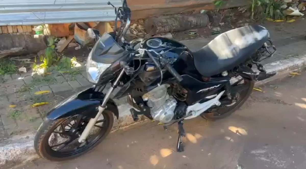 Polícia atende acidente de trânsito em Araguaína que resultou na prisão de motociclista com mandado de homicídio e apreensão de arsenal.