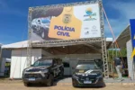 Policiais civis atendendo o público em estande durante a Agrotins 2026, oferecendo suporte e segurança.