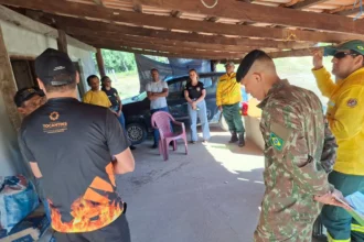 Mobilização da Polícia Civil e órgãos parceiros em Conceição do Tocantins para prevenir queimadas, com agentes orientando moradores rurais.