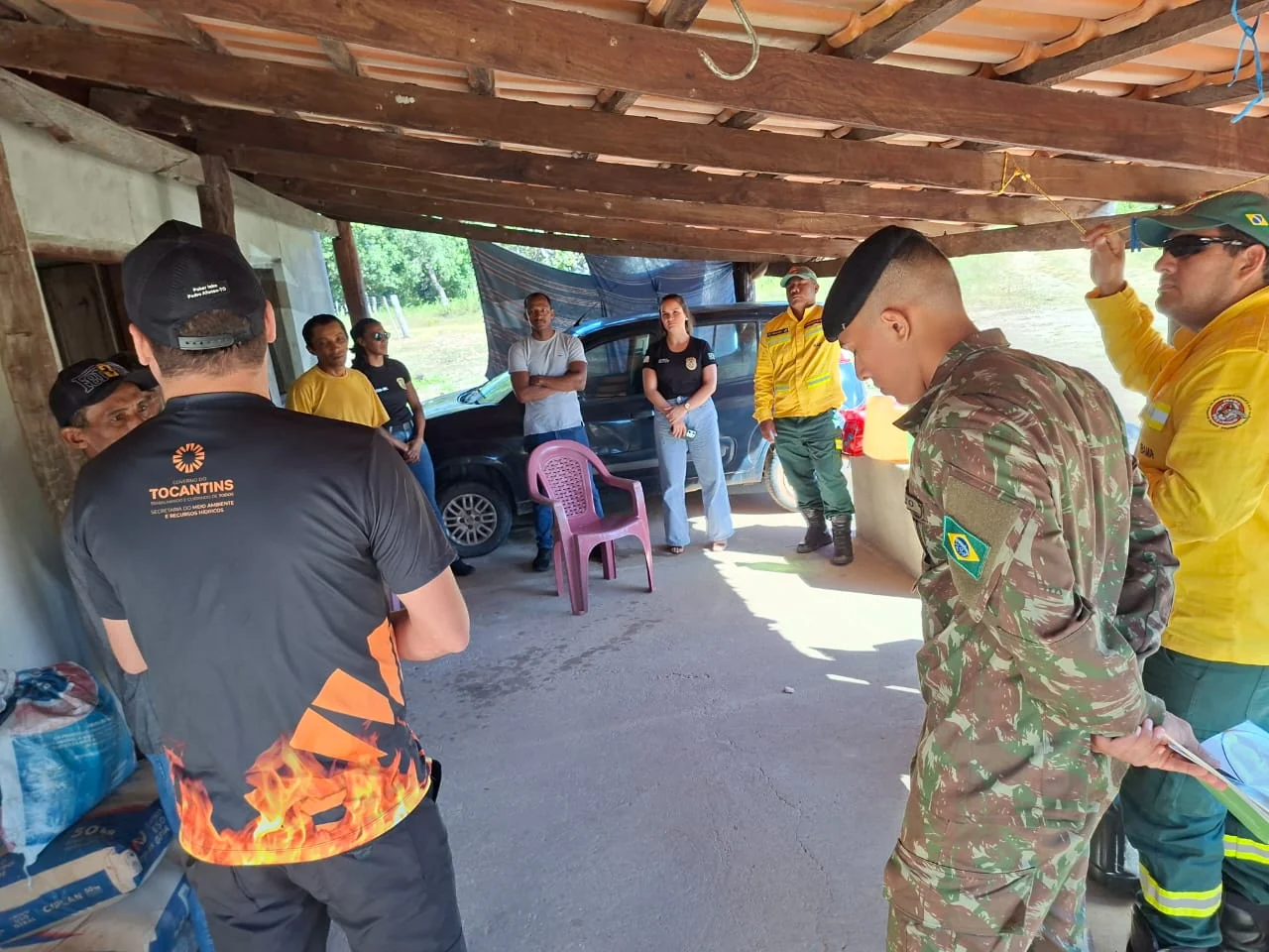 Mobilização da Polícia Civil e órgãos parceiros em Conceição do Tocantins para prevenir queimadas, com agentes orientando moradores rurais.