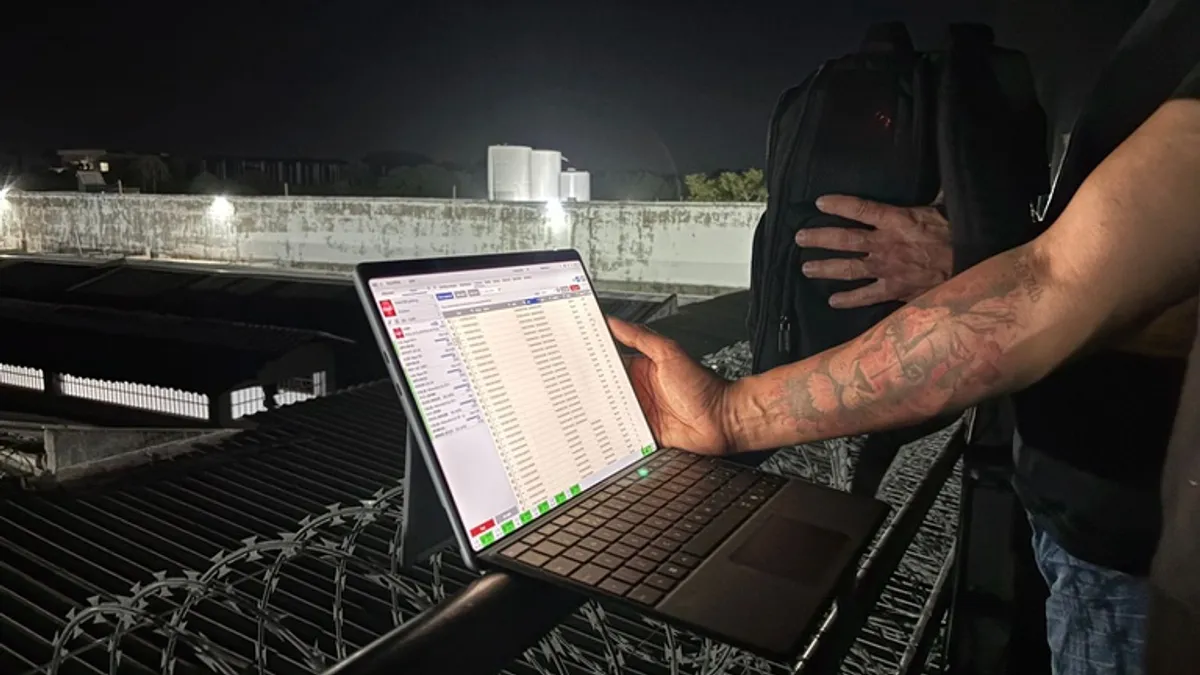Policiais em operação de segurança em presídio do Tocantins, utilizando tecnologia para bloquear comunicação ilegal e encontrar itens proibidos.