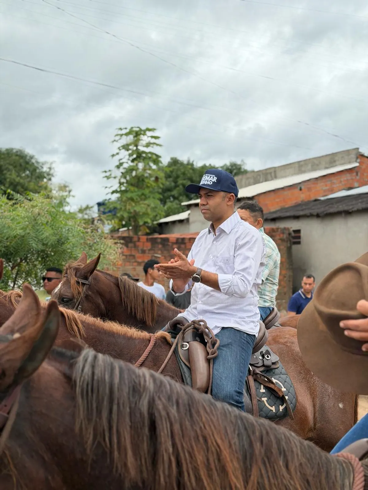 Deputado Moisemar Marinho cumprimenta moradores durante a tradicional Cavalgada de Maurilândia do Tocantins